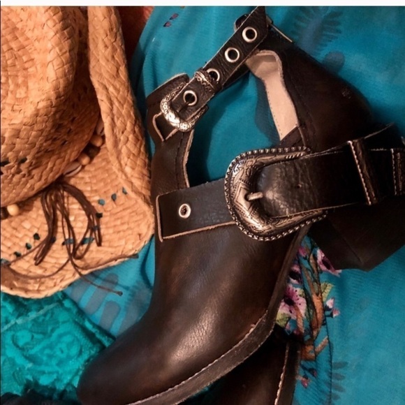 FREEBIRD 🦅 by Steven Carsen Booties w/western buckles original box not included - Picture 2 of 16